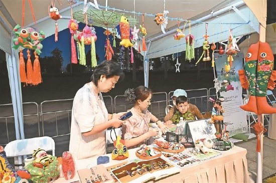 市民体验“艺术市集”