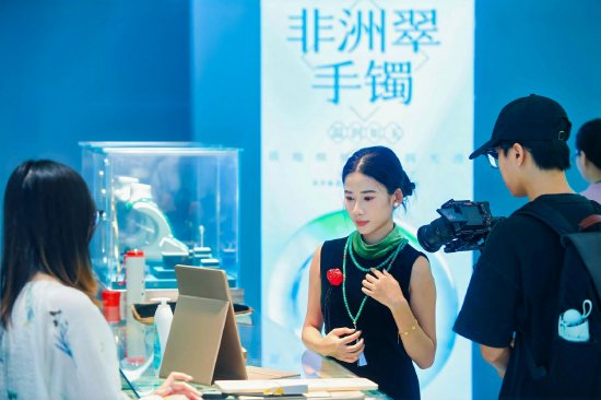 主播深入探访水贝珠宝品牌,向大众分享逛水贝的实用攻略