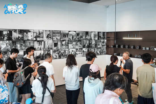 “十年水流东,十年水流西:陈培秋和邓忠庭的摄影探索”展览开幕现场