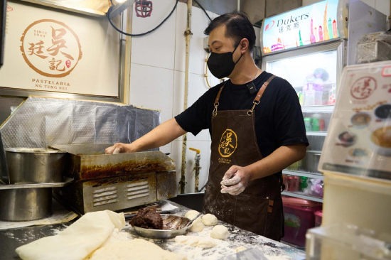 下环街市“吴廷记”店主吴志光在制作红豆饼