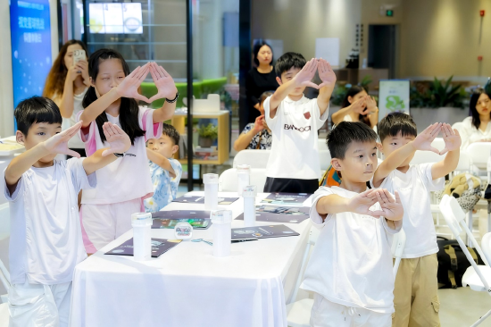 孩子们在轻松愉悦的氛围中主动建立起科学的近视防控意识