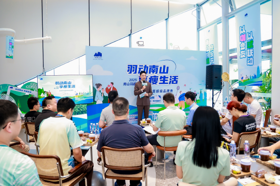 赛场之外，一场融合了体育竞技与商务社交双重价值的“总裁咖啡”座谈会正在进行