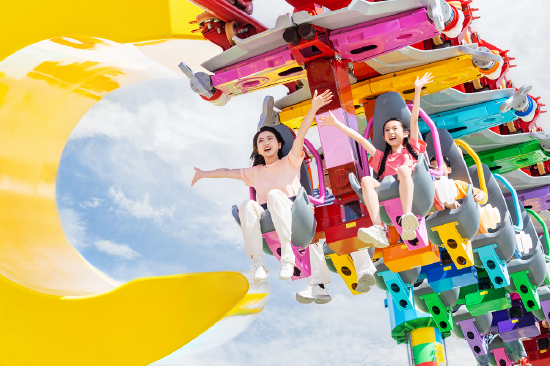 游客乘坐五彩缤纷的乐高大飞车