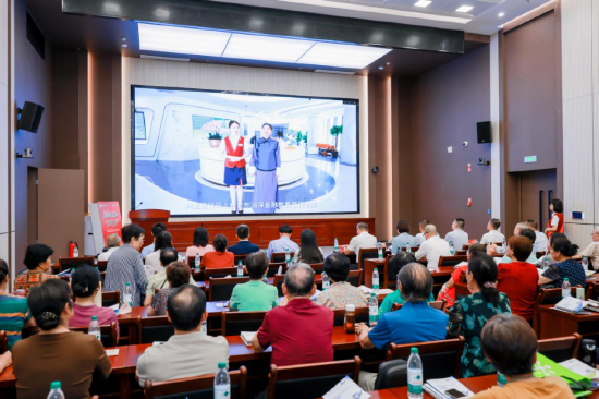 　　“2025年福建‘金融教育宣传周’”主题书画摄影展暨《兴业银行消费者权益保护金融教育宣传手册》发布仪式现场