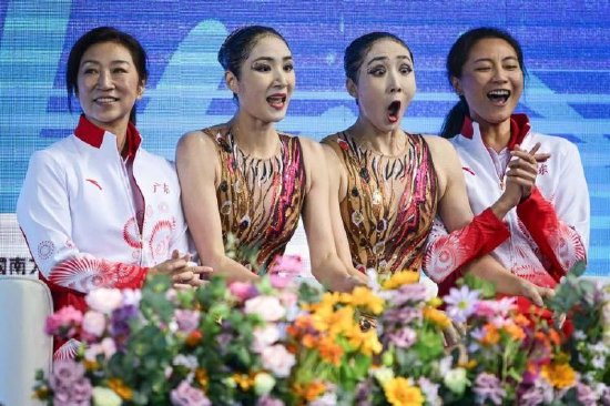 得知夺冠后的王柳懿、王芊懿与教练一同欢呼