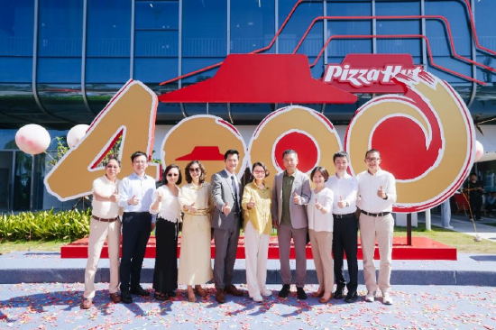 百胜中国管理团队共庆必胜客餐厅突破4000家里程碑时刻