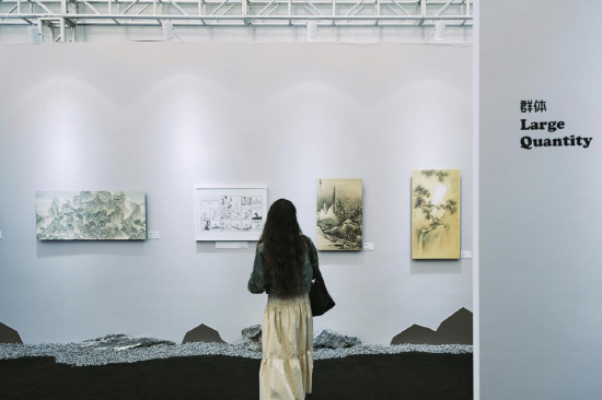 50多幅经典漫画作品首次亮相深圳，以东方艺术视角重构花生漫画的黑白经典。