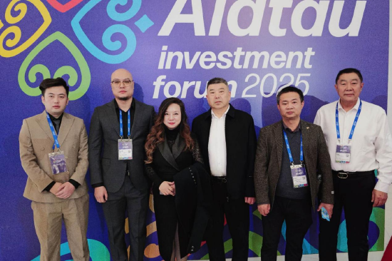 谢新民（右二）与中国政企代表团在峰会现场