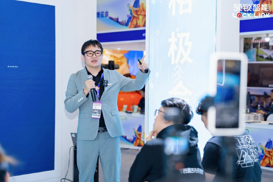 领锁智能CEO张云恒进行产品解说