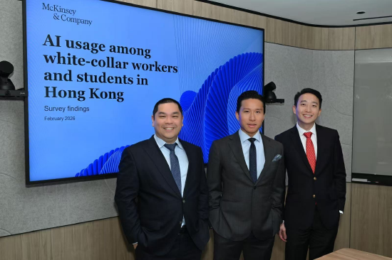 　　(中) 麦肯锡公司全球合伙人及香港分公司总经理 石炜麟 (左) 麦肯锡公司全球合伙人 余子健 (右) 麦肯锡项目经理 卞献中