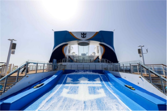 宾客可以在“甲板冲浪”（FlowRider）挑战自我