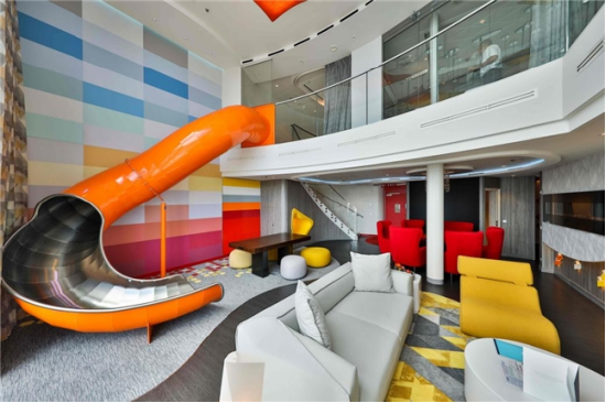 海洋光谱号“完美家庭套房”内置室内滑梯，最多可容纳11人