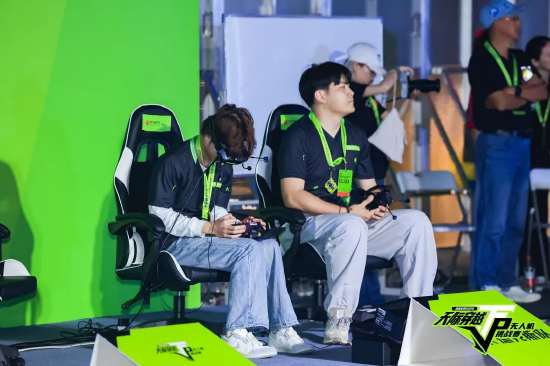 比赛现场的飞手