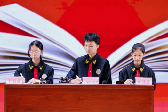 仲裁员在庭审中仔细记录