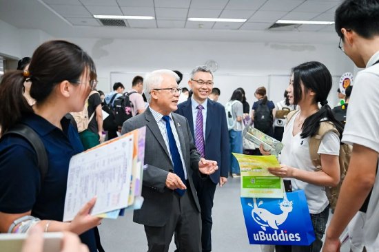副校长朱世平教授、舒涛教授与协理副校长王丛教授在迎新注册点巡视并与新生交流