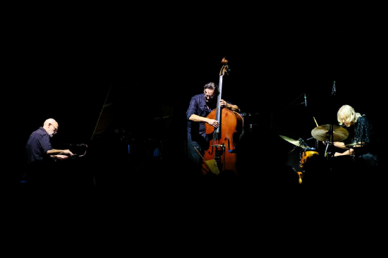 美国重量级自由即兴鼓手盖瑞·海明威（Gerry Hemingway）领衔的三重奏 WHO Trio。