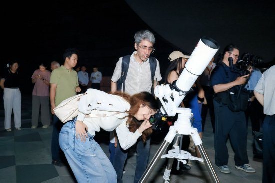 深圳天文之夜活动现场嘉宾们通过天文望远镜观测行星、星云等天体