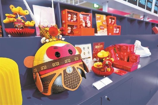 ▲各类文创产品摆放在“文创中国”展区。