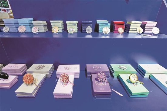 ▲各类非遗文创整齐排列。
