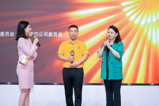 采访献血者陈海夫妇