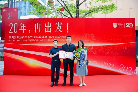 毕业生家庭合影