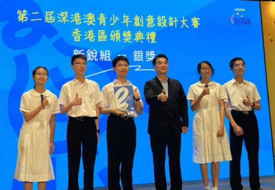  深圳市文化创意与设计联合会常务副会长兼秘书长周斌为获奖者颁奖&nbsp;