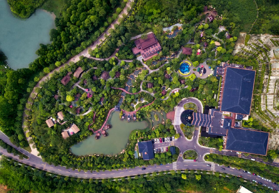 图:俯瞰半山汤泉 崔令/摄