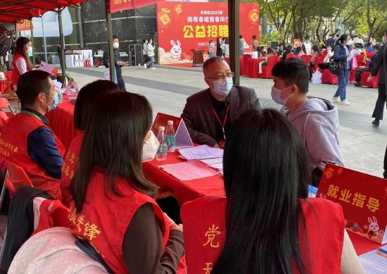 党员先锋在活动现场为求职者答疑解惑