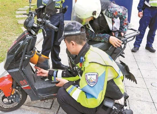 交警在开展电动自行车违法整治工作。