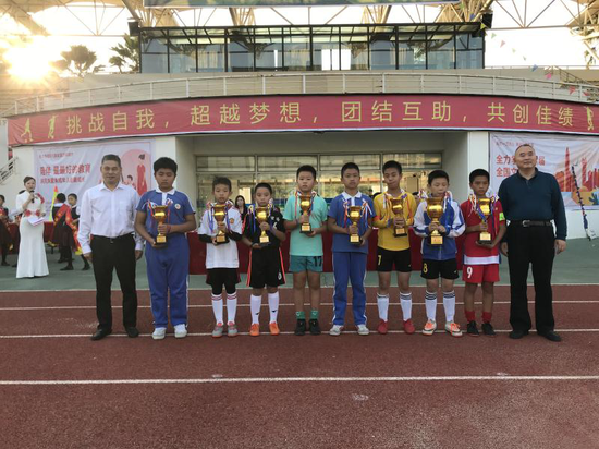 最后,坪洲小学的啦啦操队伍为大家带来精彩表演节目《活力少年》