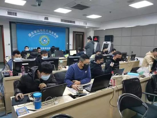 图3:东华医为员工在武汉项目前线