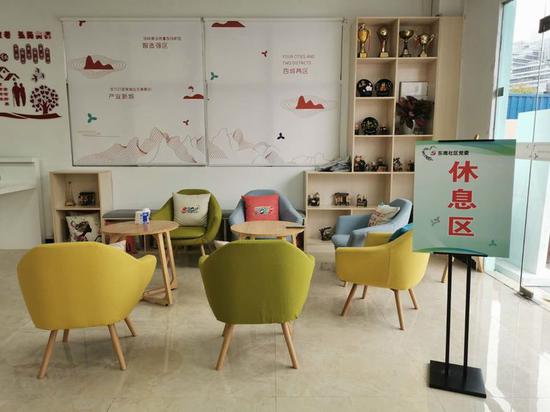 二楼,三楼分别为男士休息区和女士休息区,社区一线防疫战士可以在这里