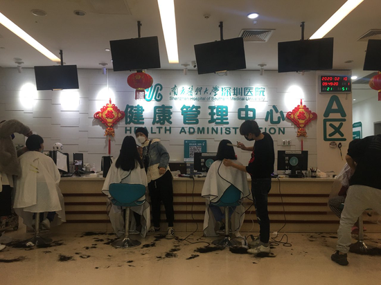 爱心机构的发型师为一线医护人员义剪。 爱心机构的发型师为一线医护人员义剪。