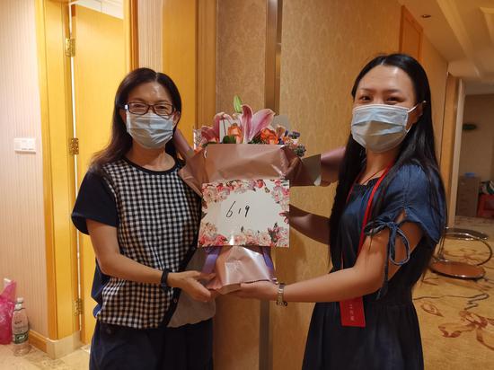 光明街道维也纳酒店集中隔离送别首批解除隔离人员