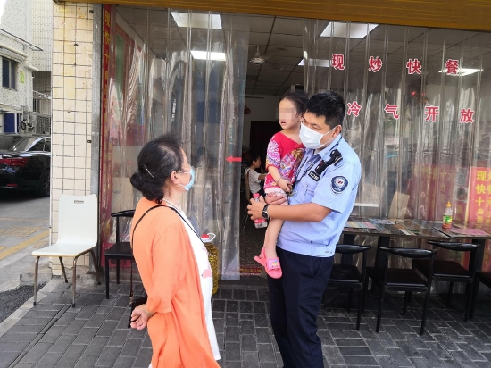 网格员抱着走失女童沿街挨家挨户打听询问