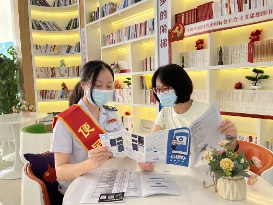 龙岗区税务局横岗税务所便民服务队到大运软件小镇辅导纳税人使用“远程办”、“@深税”等网上办税系统