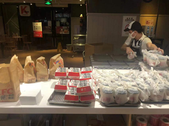凌晨时分的肯德基餐厅正在准备保供餐点