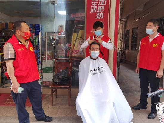为小区老年人提供义剪服务