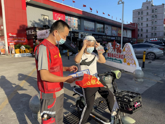谈剑提醒外卖骑手佩戴好头盔