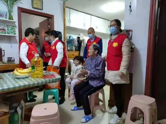 曾程程带领党员先锋队慰问高龄老人