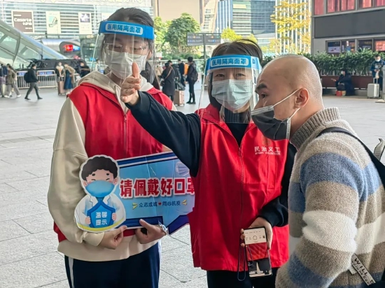 为有需要的路人指引方向