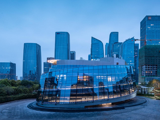 通过站城一体化开发建设,深铁前海时代打造了“一芯两轴”布局,以深铁春泉文化艺术中心为中心,横向轴线连通了鲤鱼门地铁站、前海基金小镇、社区住宅到桂湾河公园,纵向轴线则可通达梦海大道。