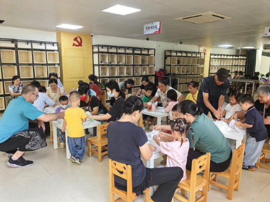 香梅社区联合吉纽思国际幼儿园老师及外教开展早教公益学堂“外教魔术，美术创意”活动