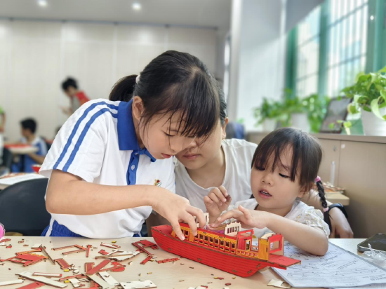 “林向阳而生，心向党而红”活动现场，辖区亲子共同制作红船模型