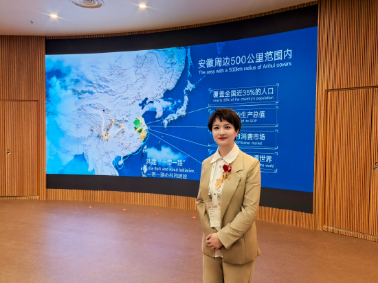 《掌帘》制片人易思蓉在大阪世博会安徽活动日现场