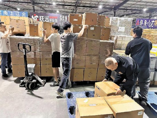 国际物流村中的繁忙景象。图源:宝安日报