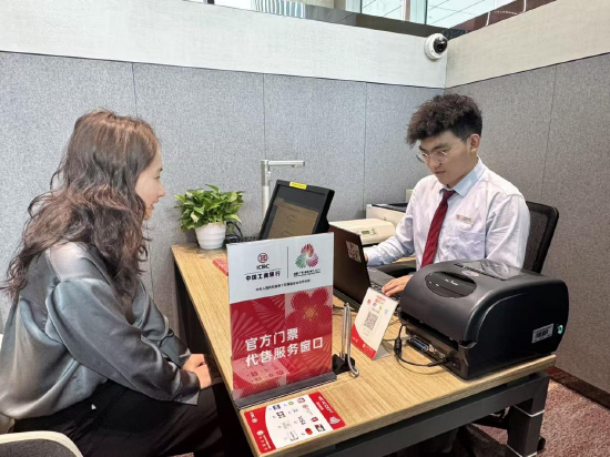 湾区居民正在工行深圳市分行线下网点购买十五运赛事门票。