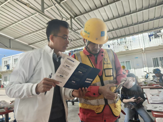 工行深圳红围支行在工地现场开展金融教育宣传。