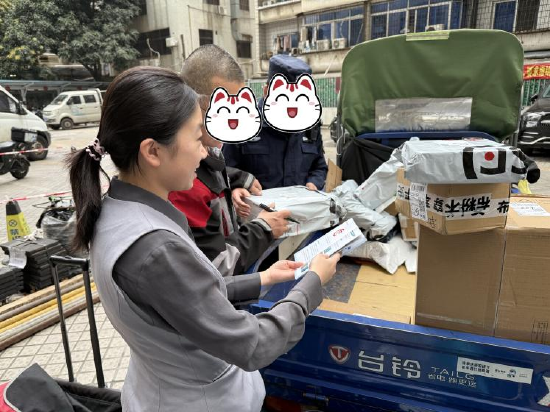 在快递驿站进行反假宣传