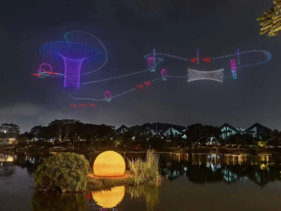 4500架无人机动态绘制出光影轮廓。龙岗融媒记者 史晓君 摄